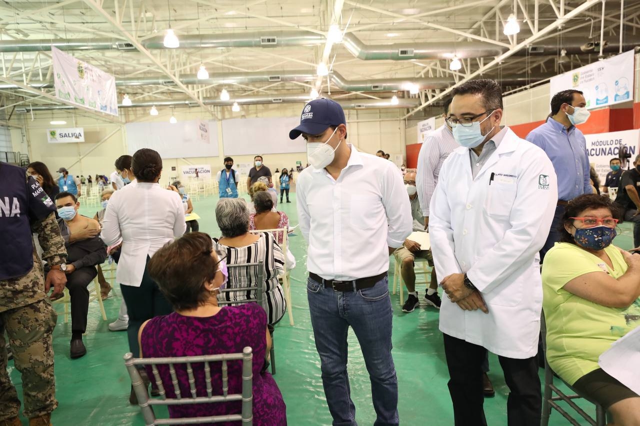 Vila supervisó el inició de vacunación para personas de 50 a 59 años de edad en Mérida