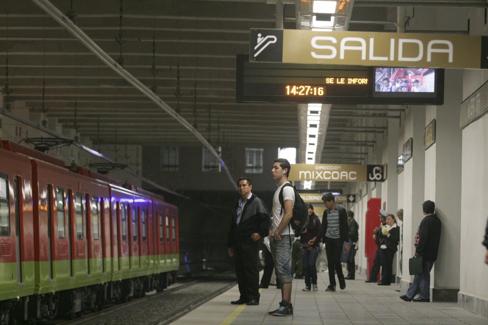 Usuarios esperan un tren en la Línea 12 del Metro