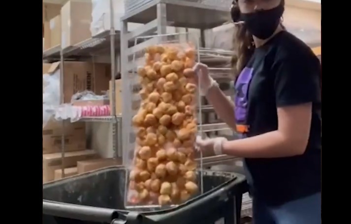 Este no es el primer video de este tipo que un empleado de Dunkin Donuts publica en redes sociales