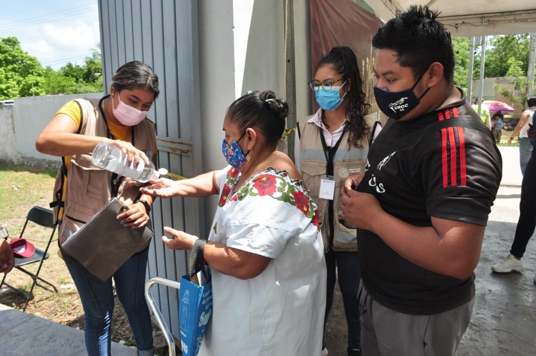 Vacunan a más 12 mil personas de 50 a 59 años en Mérida el primer día