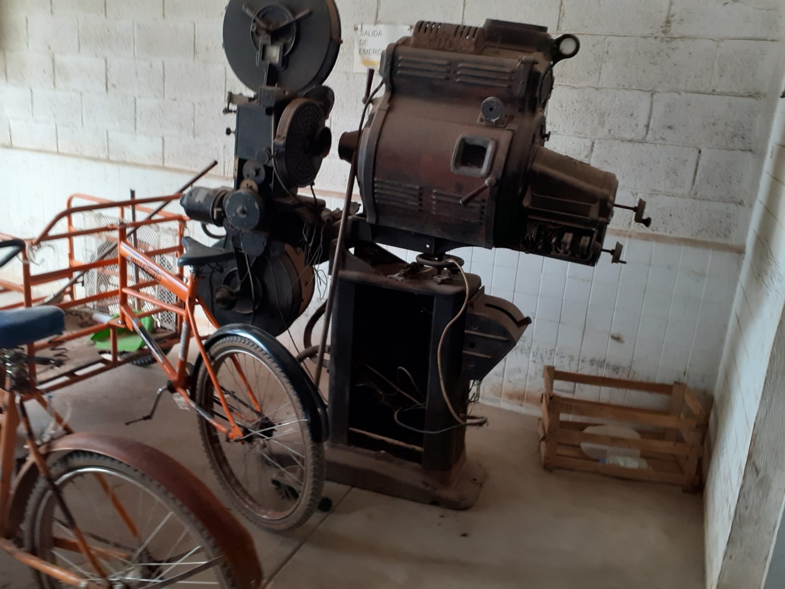 Proyector antiguo de cine, una reliquia abandonada en José María Morelos