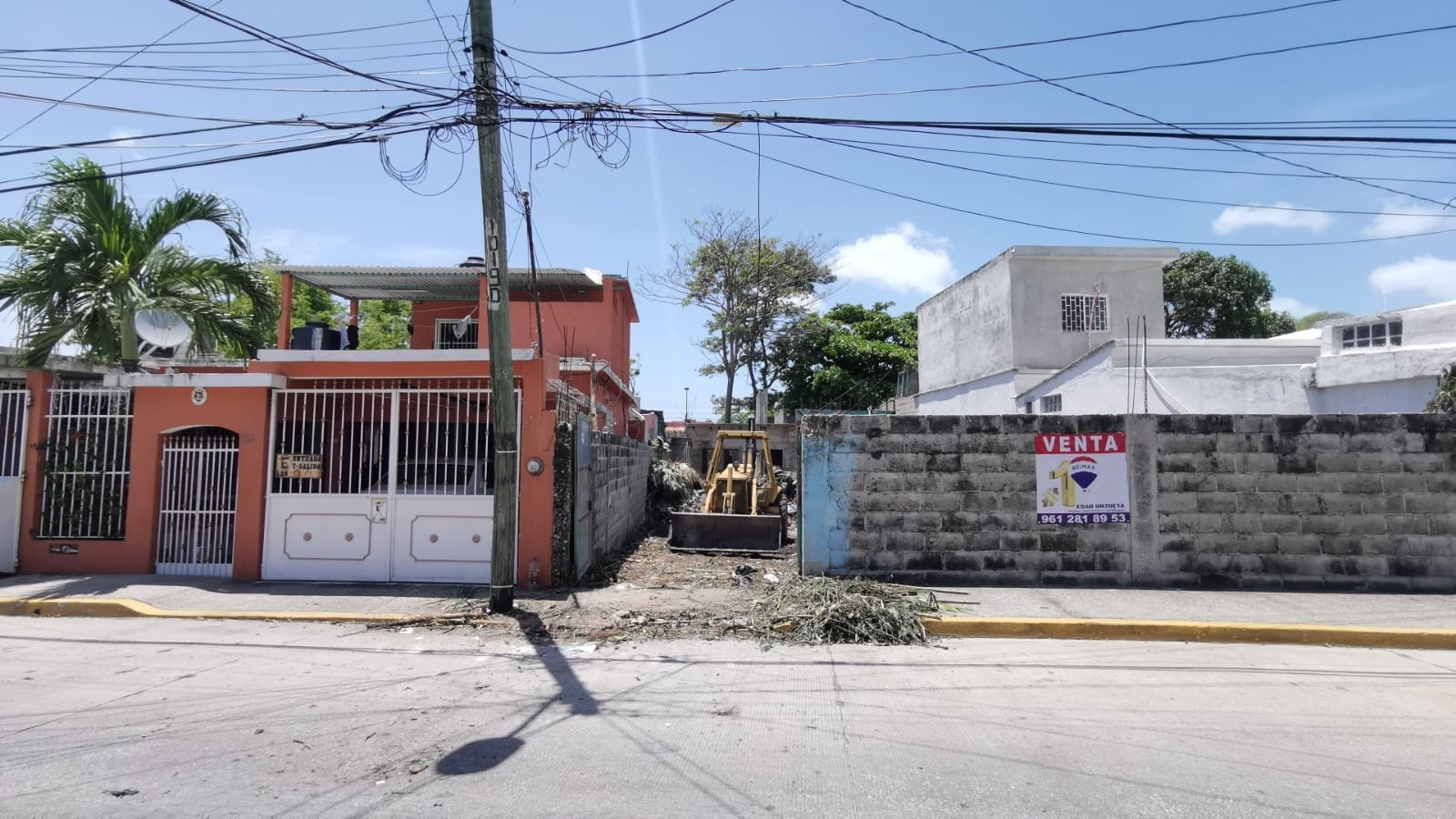 Retroexcavadora rompe poste de TELMEX en Ciudad del Carmen