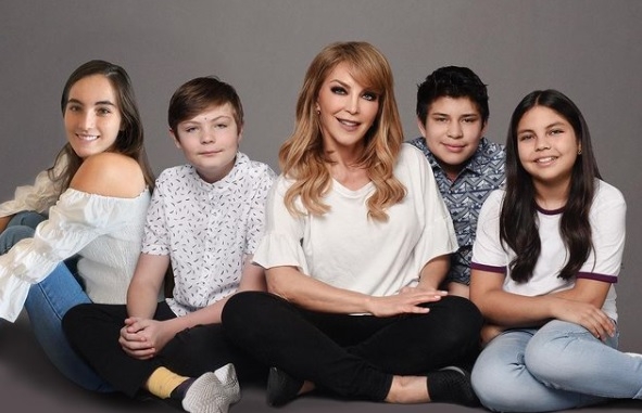 Laura Flores y cuatro famosas mexicanas que han adoptado a sus hijos