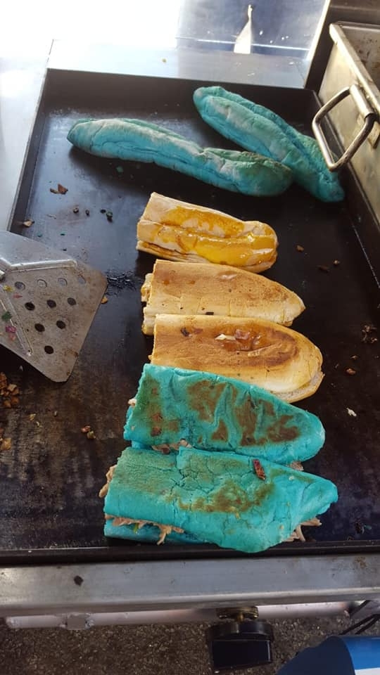 Tortas de cochinita azul en Mérida, la tendencia previo al partido del Cruz Azul vs Santos
