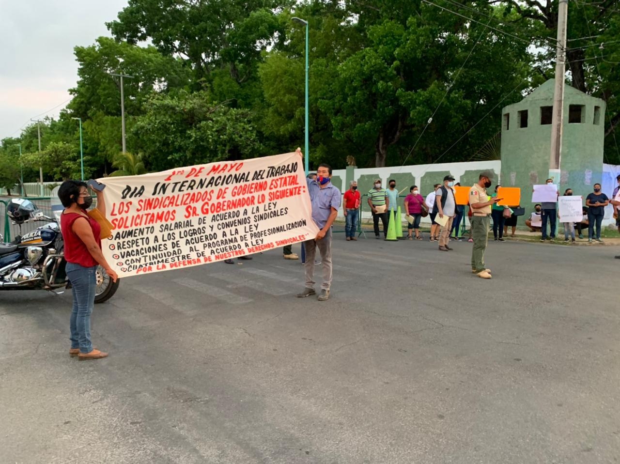 AMLO en Chetumal: Ciudadanos esperan al mandatario entre pancartas (VIDEO)