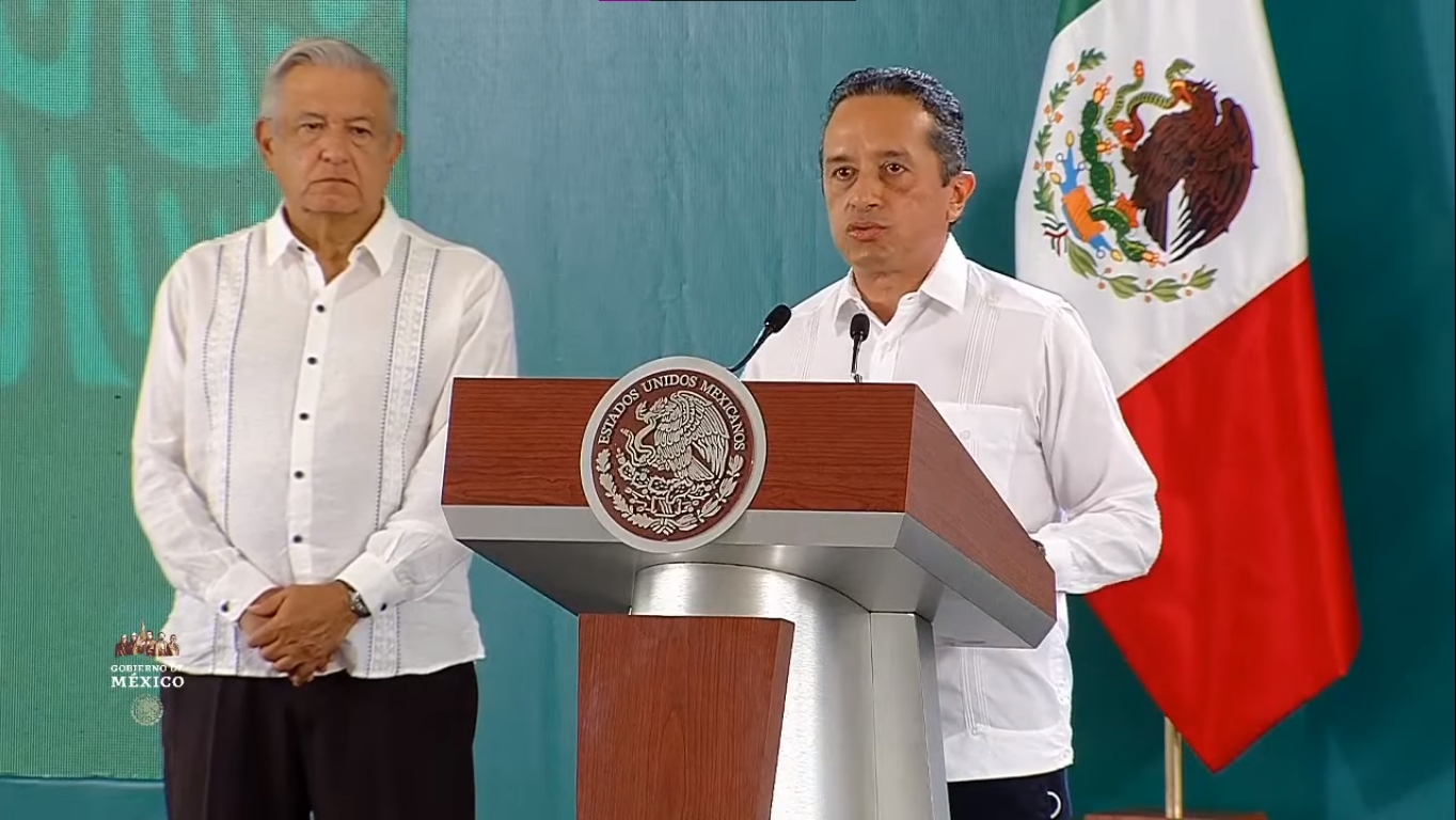 El presidente estaba junto a Carlos Joaquín durante su discurso