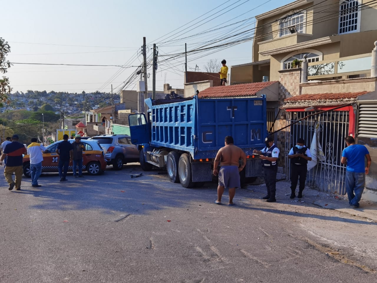 Volquete causa aparatoso accidente en Ciudad Concordia, Campeche