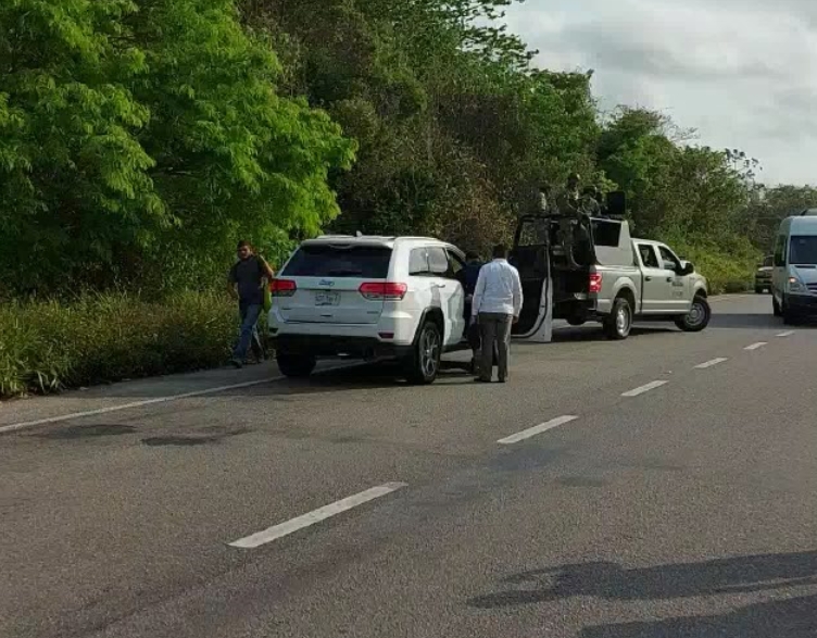 AMLO en Chetumal: Bloquean paso a convoy presidencial en la carretera a Tihosuco