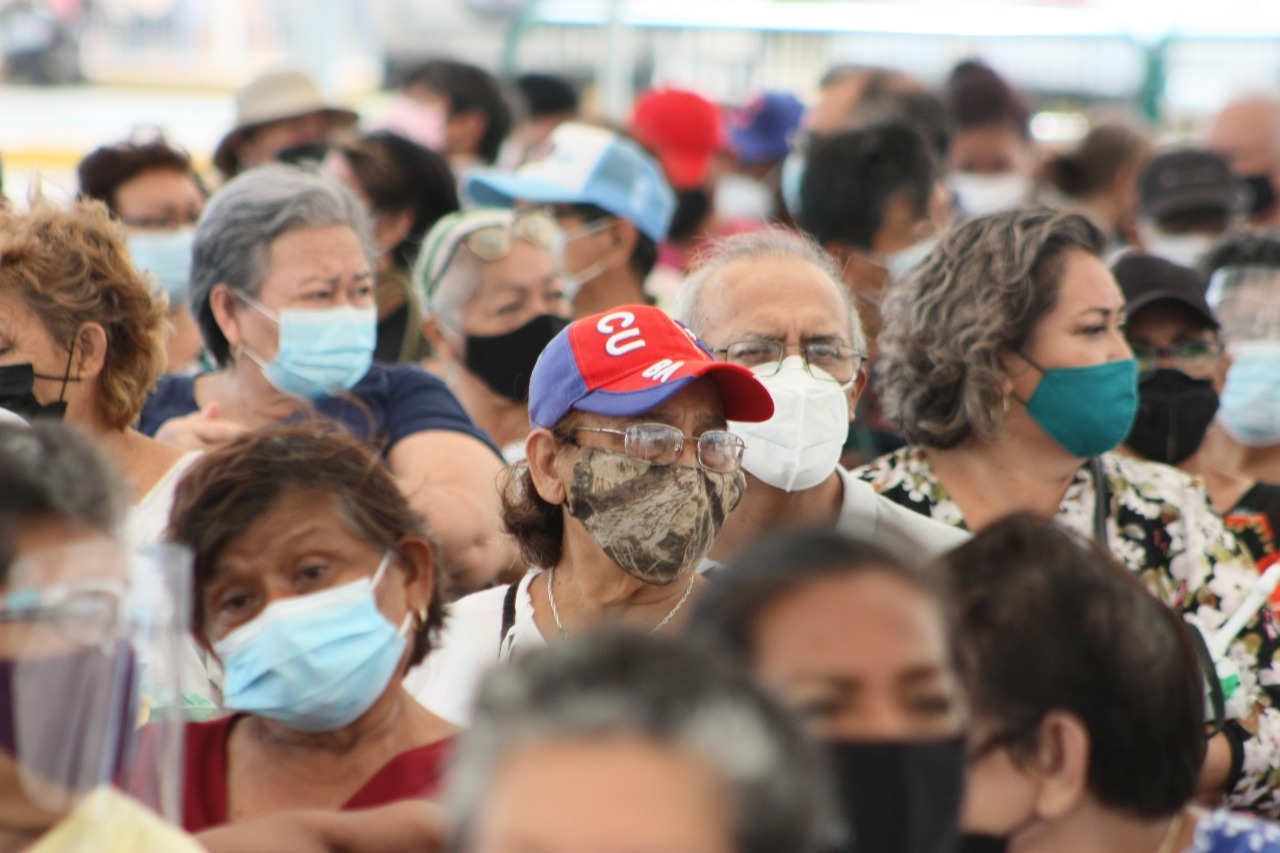 Largas filas en aplicación de segunda dosis de la vacuna contra COVID-19 en Cancún 