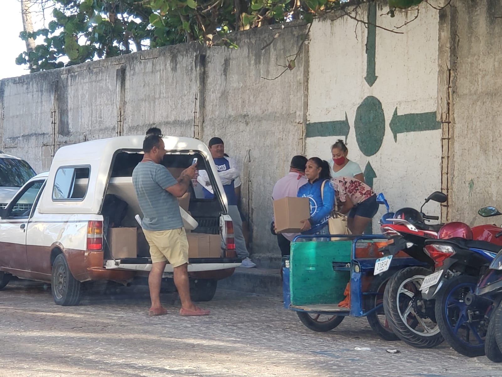 Denuncian en redes sociales entrega de despensas a pescadores en Playa del Carmen