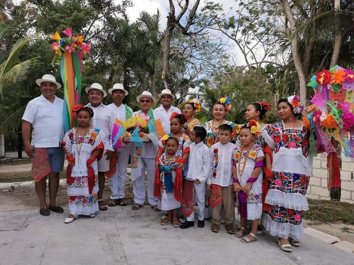 Familias de El Cedral en Cozumel celebran el Día de la Santa Cruz