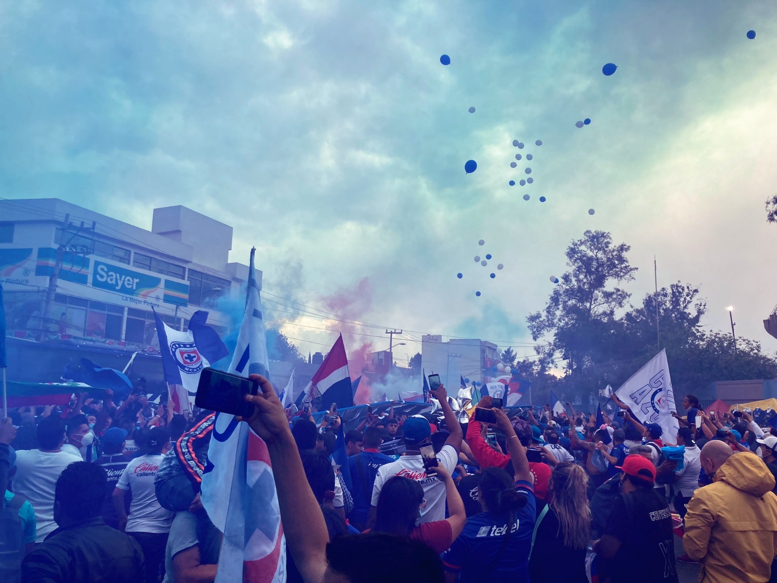 Aficionados del Cruz Azul inundan las calles sin miedo al COVID-19 en CDMX: VIDEOS