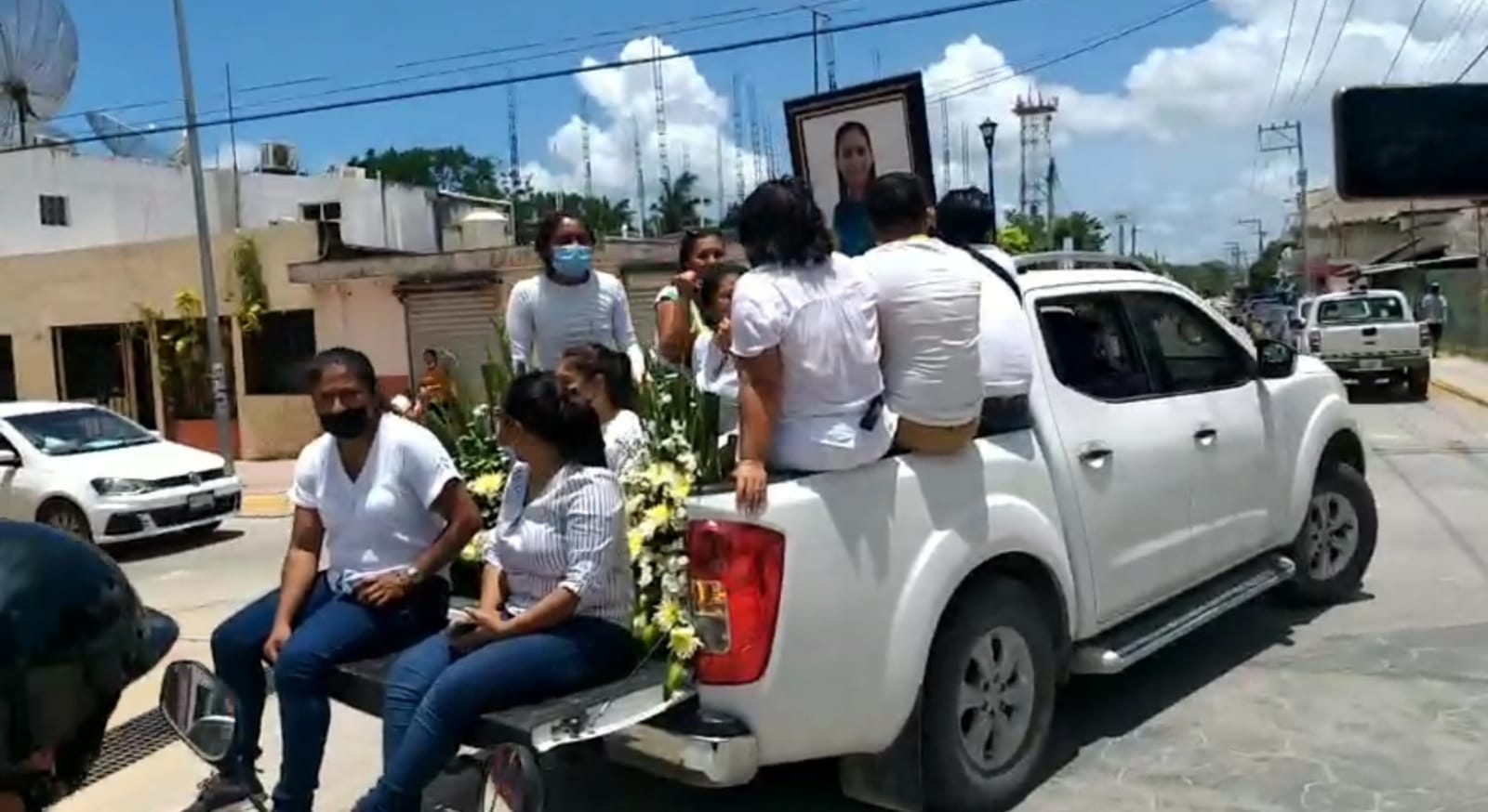 Despiden con caravana el cuerpo de la esposa del candidato 'Chepe' Contreras en Bacalar
