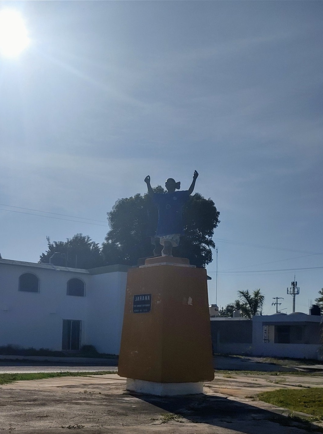 Aficionados celestes le ponen playera del Cruz Azul a monumento de Mérida