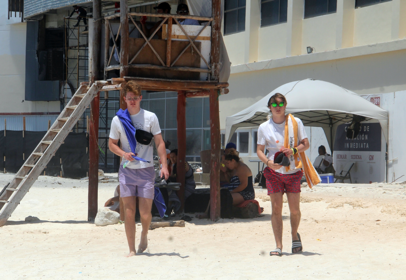 Los visitante no portan el cubrebocas en los arenales de Cancún