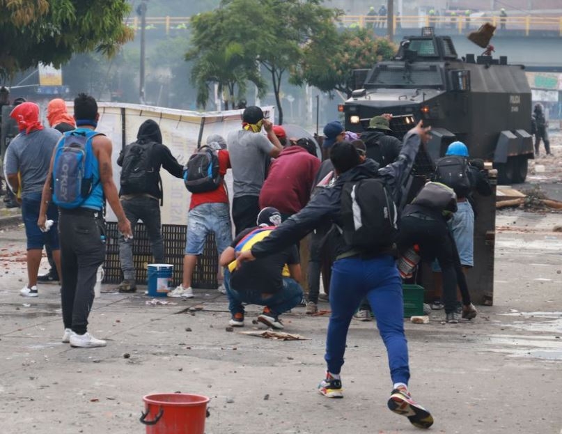 Evidencian en redes sociales violencia policial en marchas en Colombia