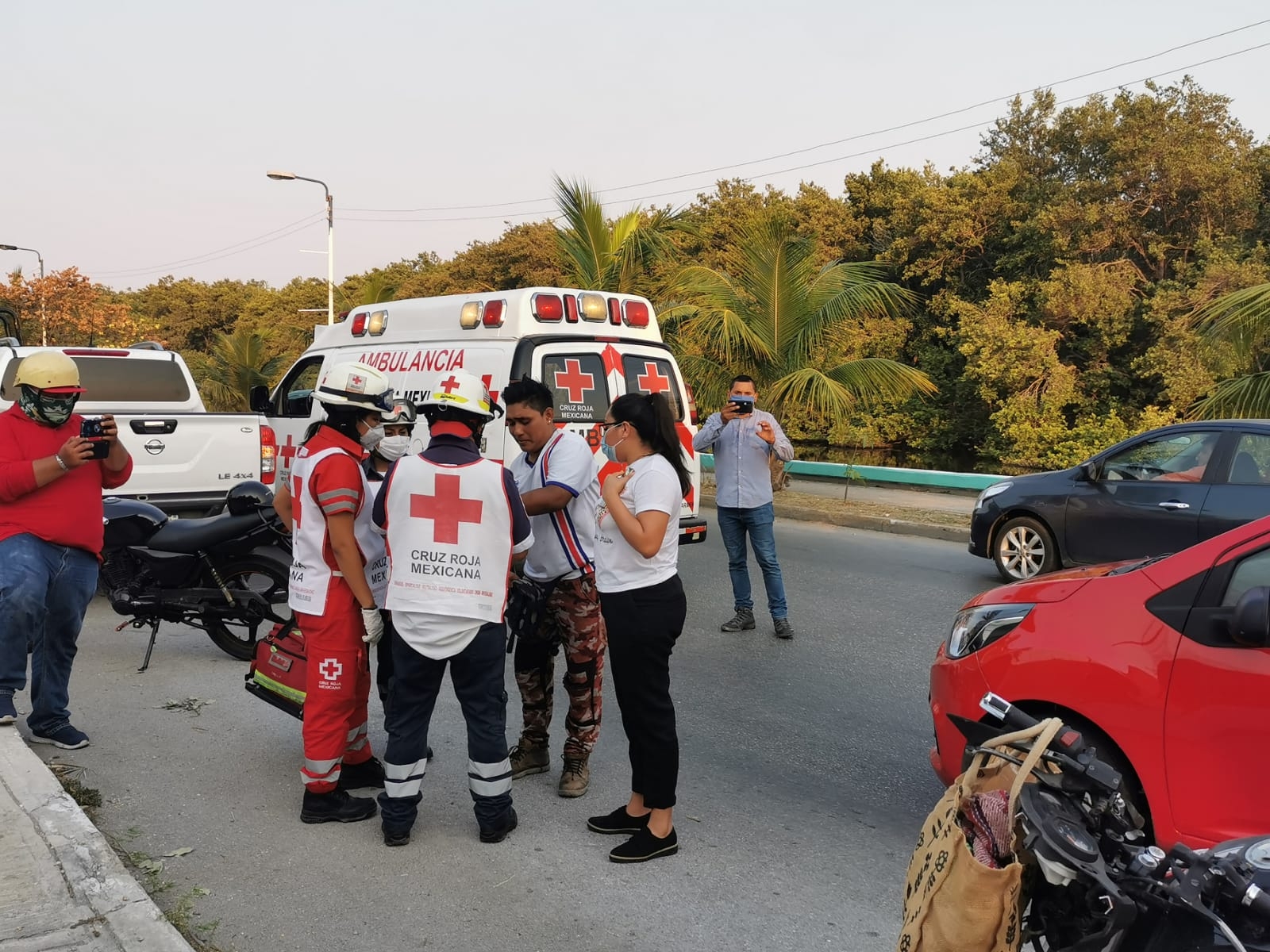 Motociclista sufre fractura tras estrellarse contra un tráiler en Ciudad del Carmen