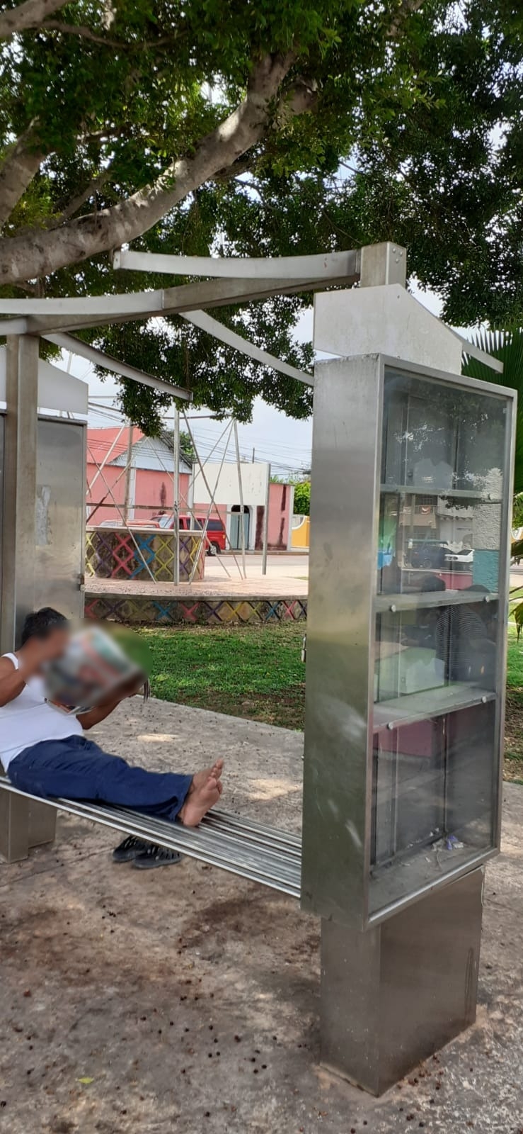 Retiran estructura deteriorada del parador de libros en José María Morelos
