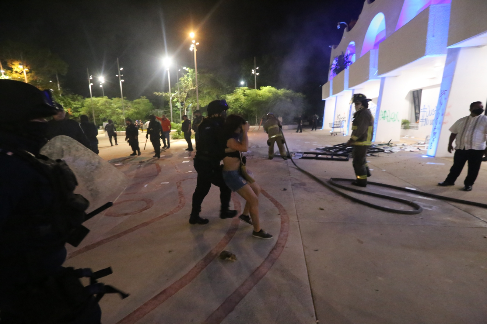 Víctimas de represión policiaca en Cancún acusan de 'simulación' a la FGE