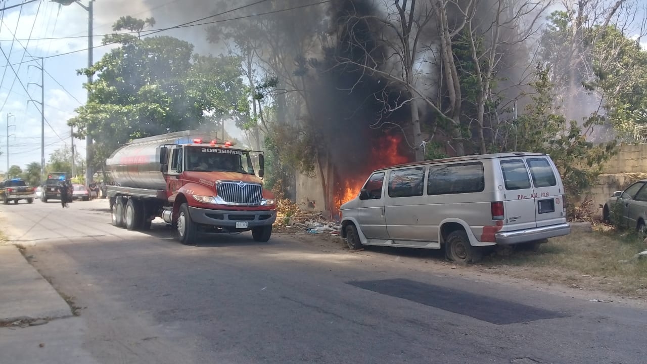 Intenso calor genera incendio en una casa deshabitada de Mérida