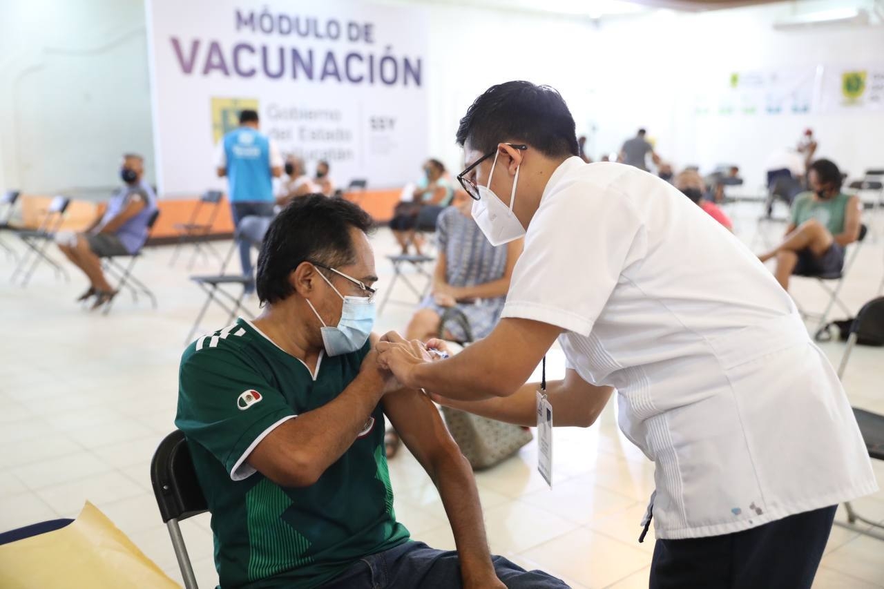 Adelantan vacunación contra COVID-19 para maestros en Yucatán