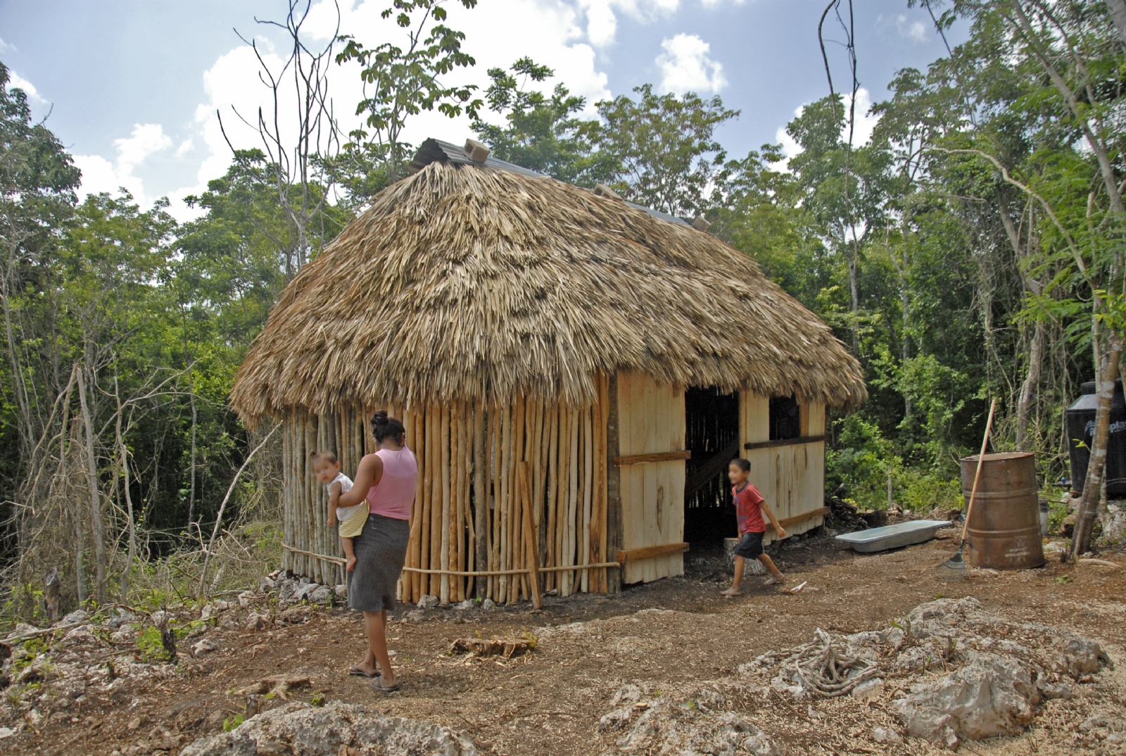 Tulum lidera rezago en viviendas con piso de tierra en Quintana Roo