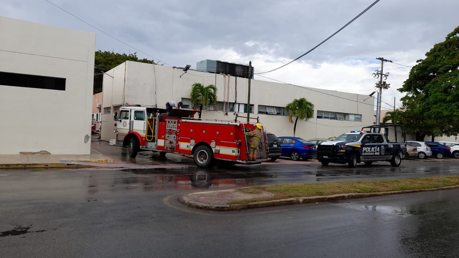 Se incendia ambulancia en un estacionamiento del IMSS en Chetumal