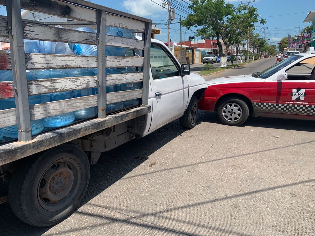 Taxi se estampa contra camioneta en la colonia Fátima de Ciudad del Carmen