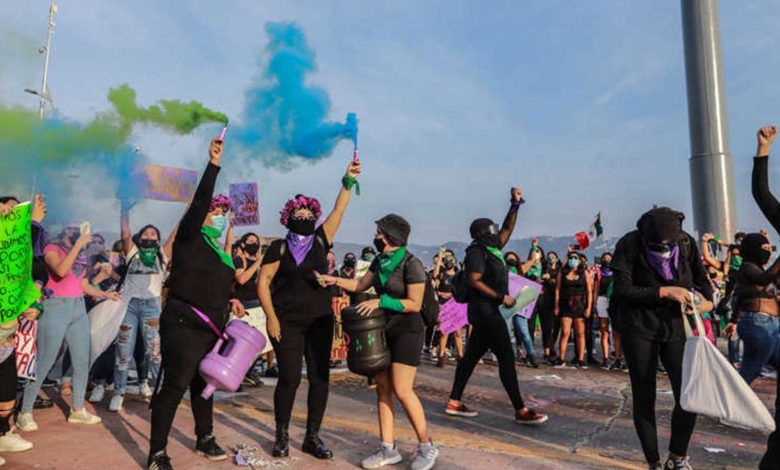 Grupo de feministas derriba semáforo durante la marcha en CDMX por el Día Internacional de la Mujer