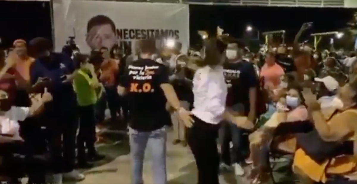 Eliseo Fernández, candidato de MC, toca de manera inapropiada a su compañera Biby Karen Rabelo de la Torre