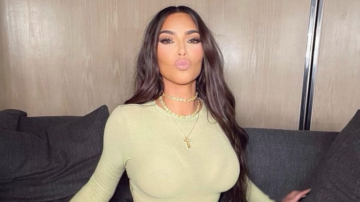 Kim Kardashian muestra como le queda el rubio con una sensual foto