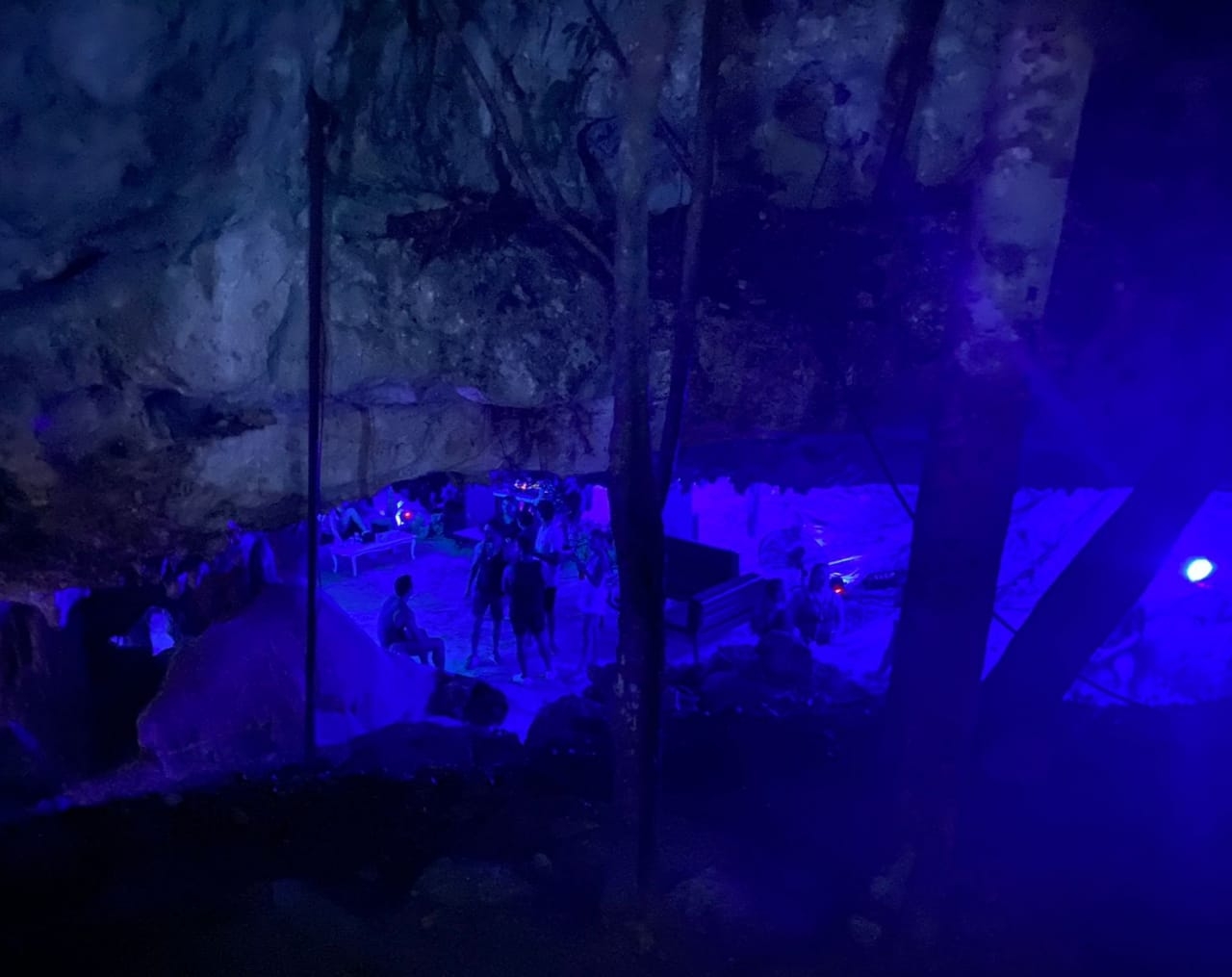 Clausuran fiesta clandestina dentro de una caverna en Akumal, Quintana Roo