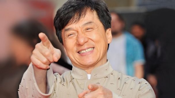 Como si fuera Jackie Chan, hombre detiene a ladrones con una patada voladora: VIDEO