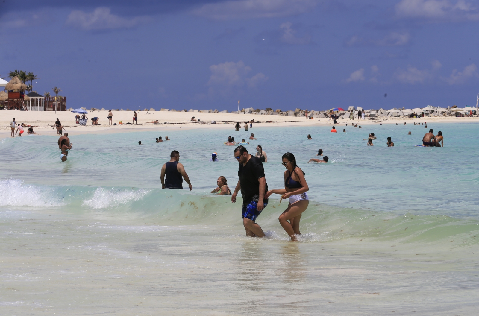 Carlos Joaquín 'olvida' refuerzo sanitario en playas de Cancún