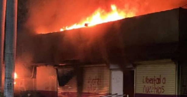 Manifestantes queman instalaciones del INE en Chiapas; exigen liberación de normalistas