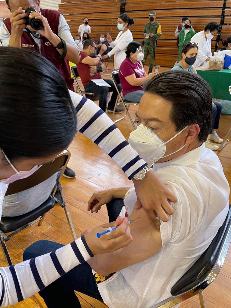 Mario Delgado, presidente nacional de Morena, recibe vacuna contra COVID-19