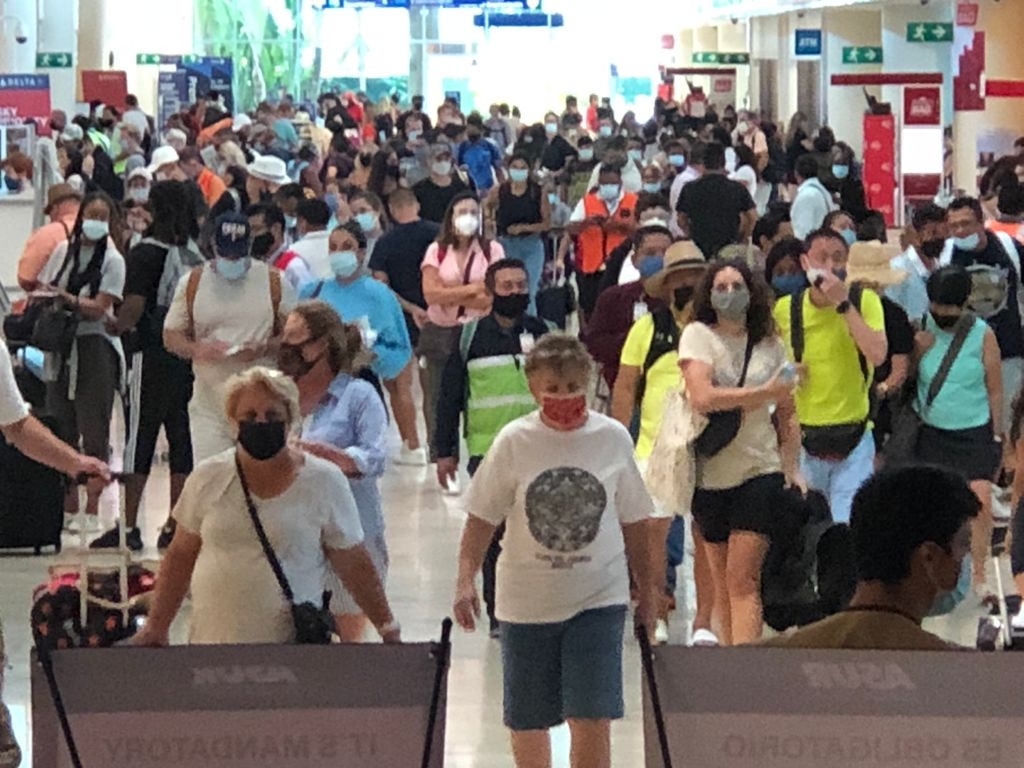 Turistas en el aeropuerto de Cancún ignoran medidas sanitarias contra COVID-19