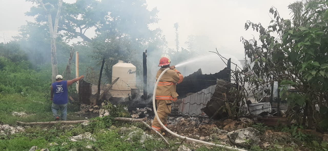 Incendio 'devora' una vivienda en la colonia Miguel Borge en Kantunilkín