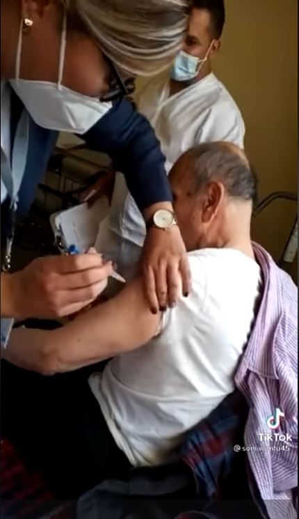 Abuelito 'hace rabieta' a enfermera mientras recibe vacuna contra COVID-19: VIDEO