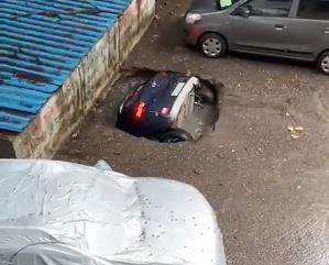 Socavón en India se 'traga' un auto estacionado: VIDEO