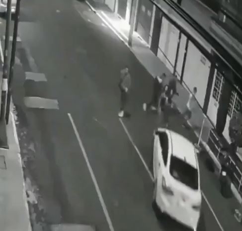 Hombre atropella a dos mujeres en CDMX y se da a la fuga: VIDEO