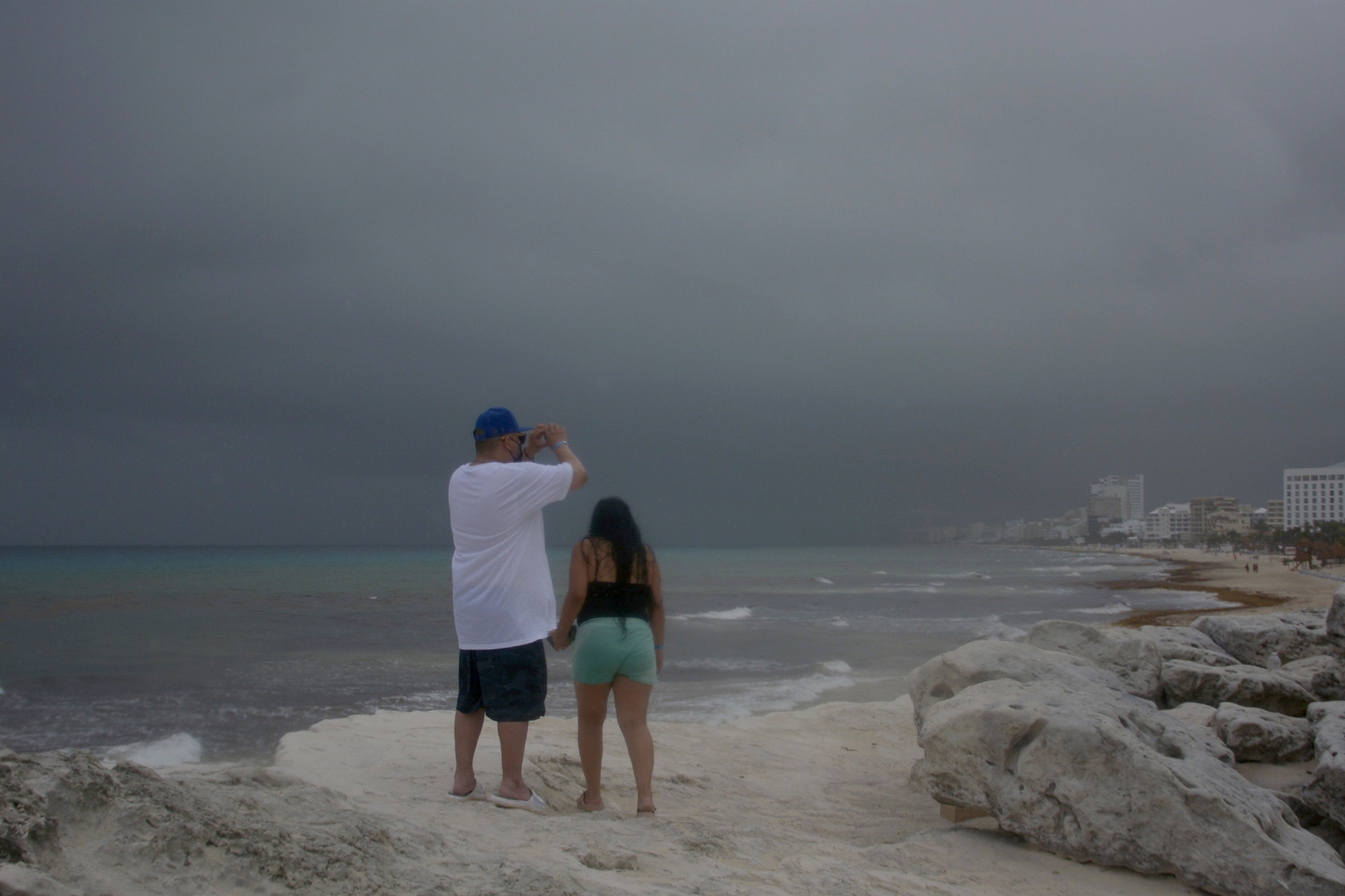 Playa Chac Mool, ubicada en la Zona Hotelera de Cancún presenta una afectación moderada de sargazo y lluvias intensas