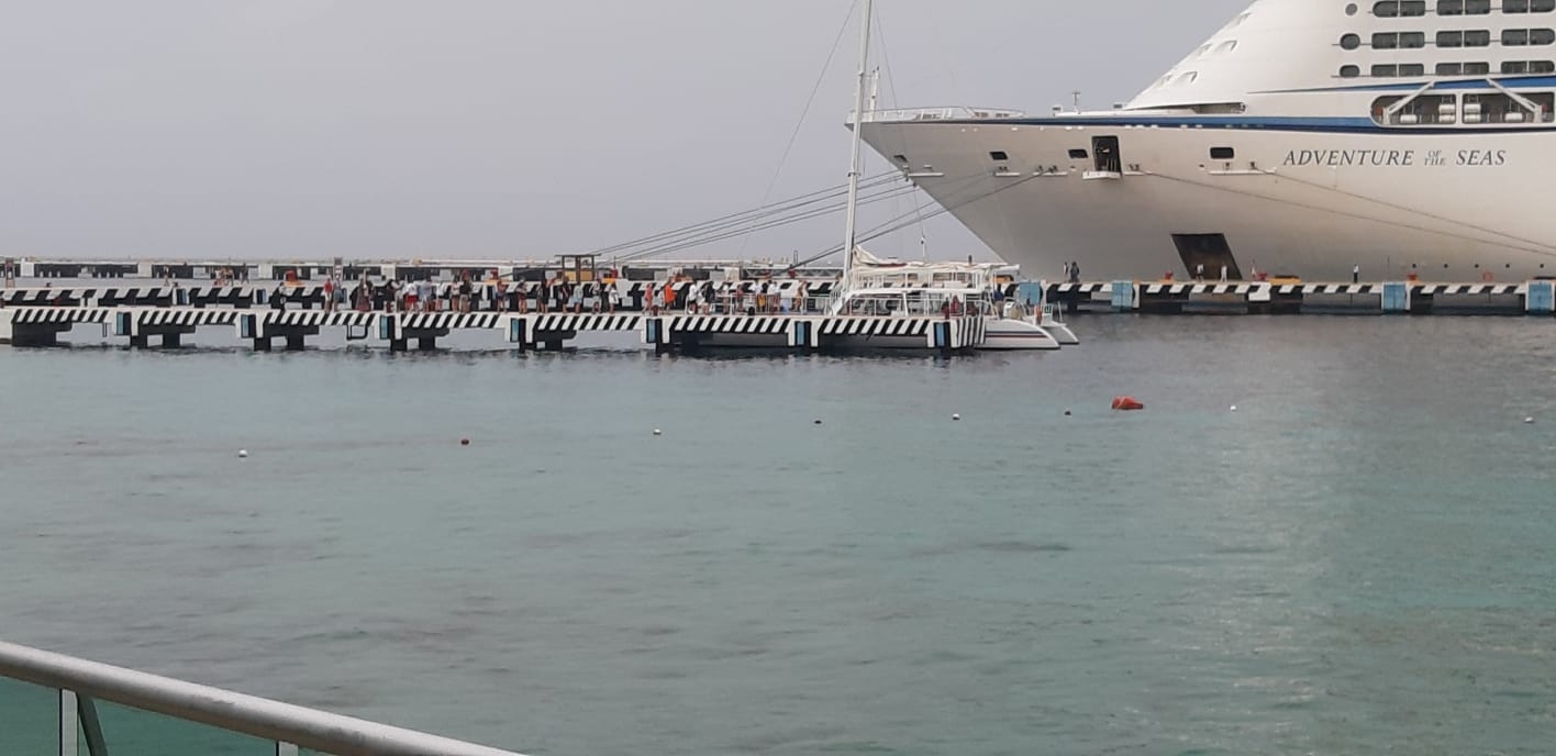Turistas del crucero 'Adventure of the Seas' buscan disfrutar de Cozumel