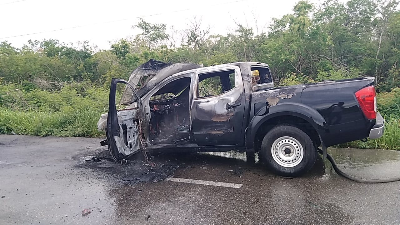 Camioneta se incendia sobre el Periférico de Mérida: VIDEO