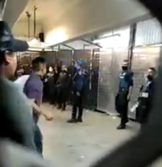 Usuarios y policías se enfrentaron a golpes en las entrada de la estación Pantitlán de la Línea A del Metro