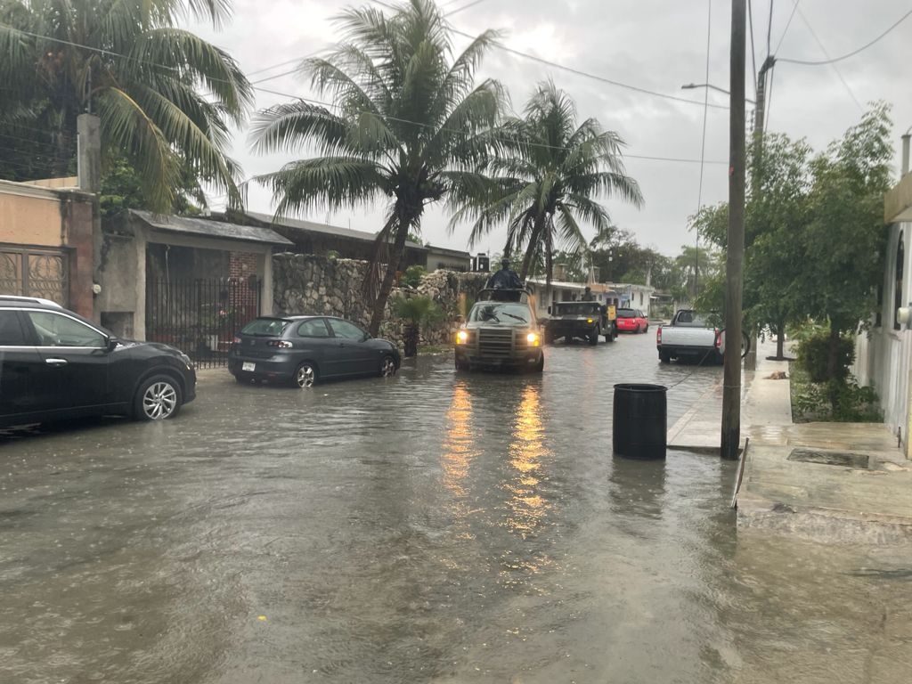 Las calles presentan inundaciones por la basura que tapa las alcantarillas en partes de Cozumel