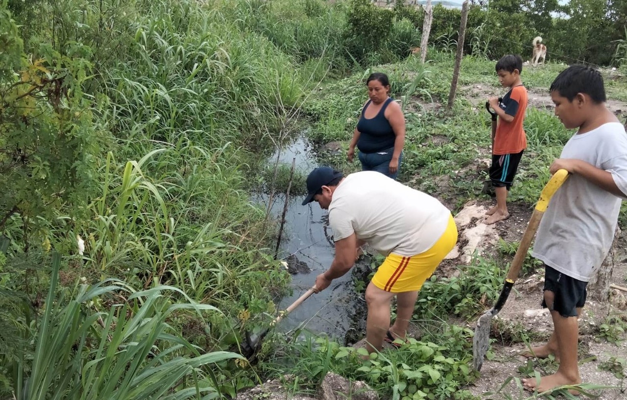 Protección Civil realiza drenaje para evitar inundación en Haltunchén, Campeche