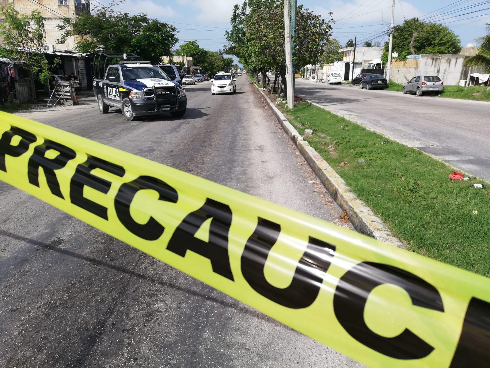 Conductor abandona taxi tras ser baleado en avenida Chac Mool de Cancún