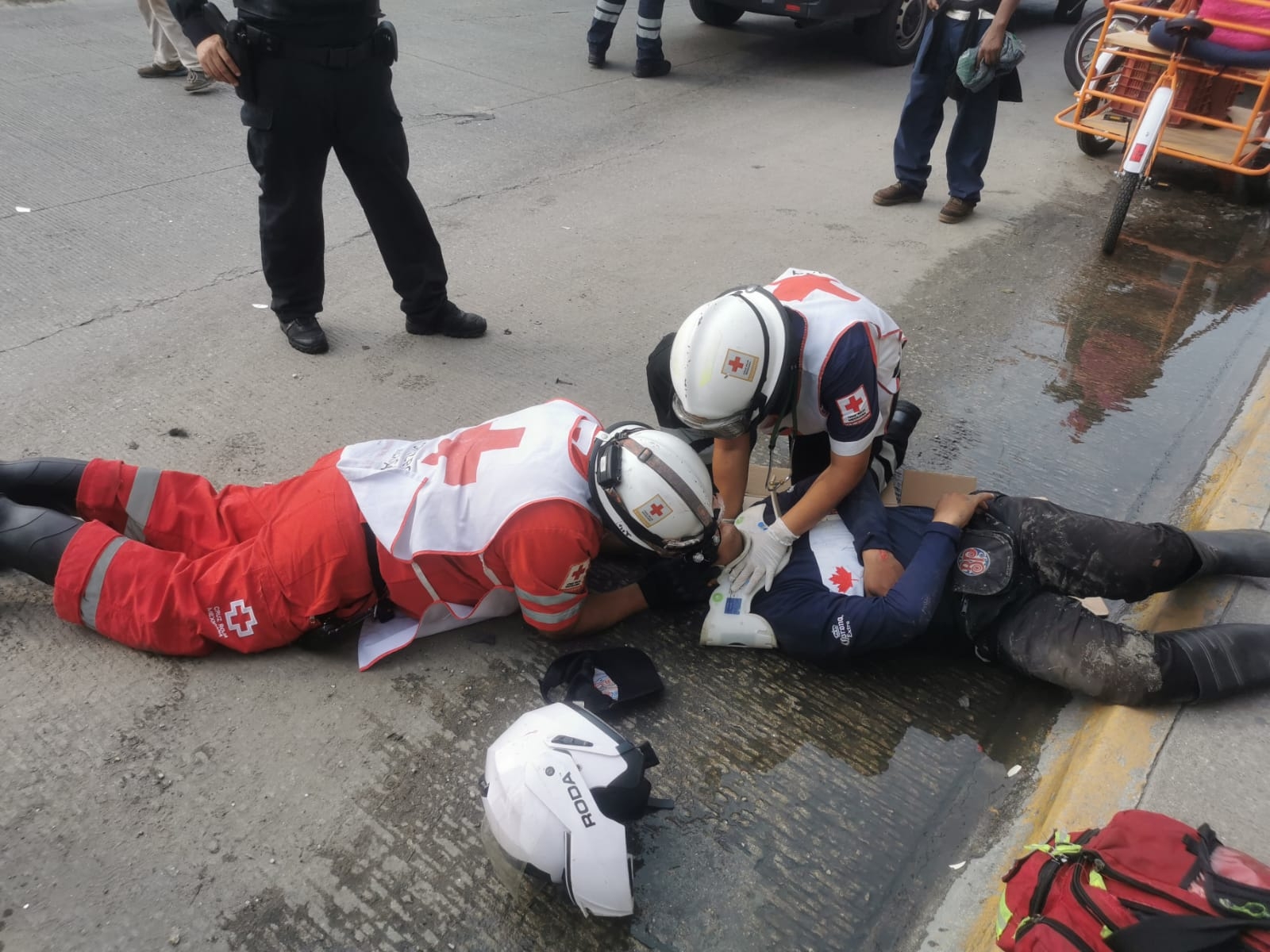 Motociclista derrapa tras falla mecánica en la colonia benito Juárez