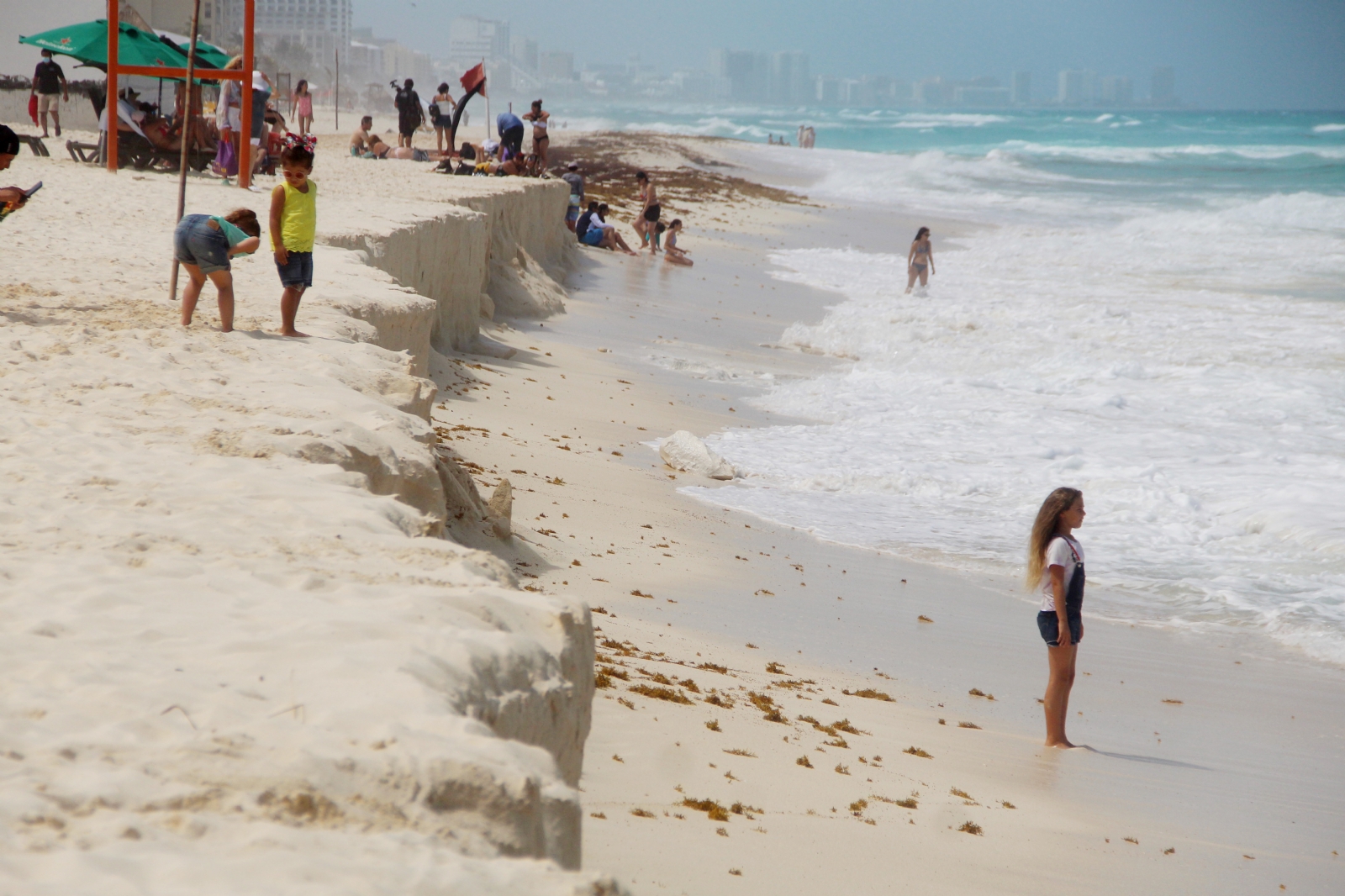 Erosión de arena en Playa Delfines arriesga a turistas en Cancún